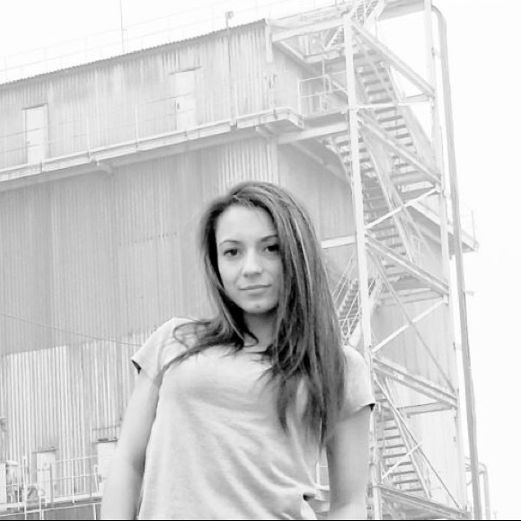 Meet your Posher, Amanda - Picture 2 of 2